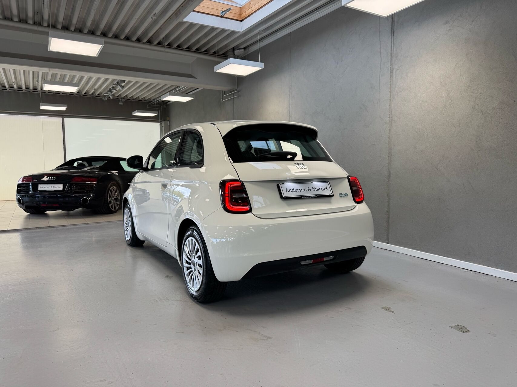 Hvid Fiat 500e fra 2023