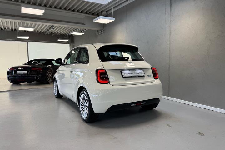 Hvid Fiat 500e fra 2023