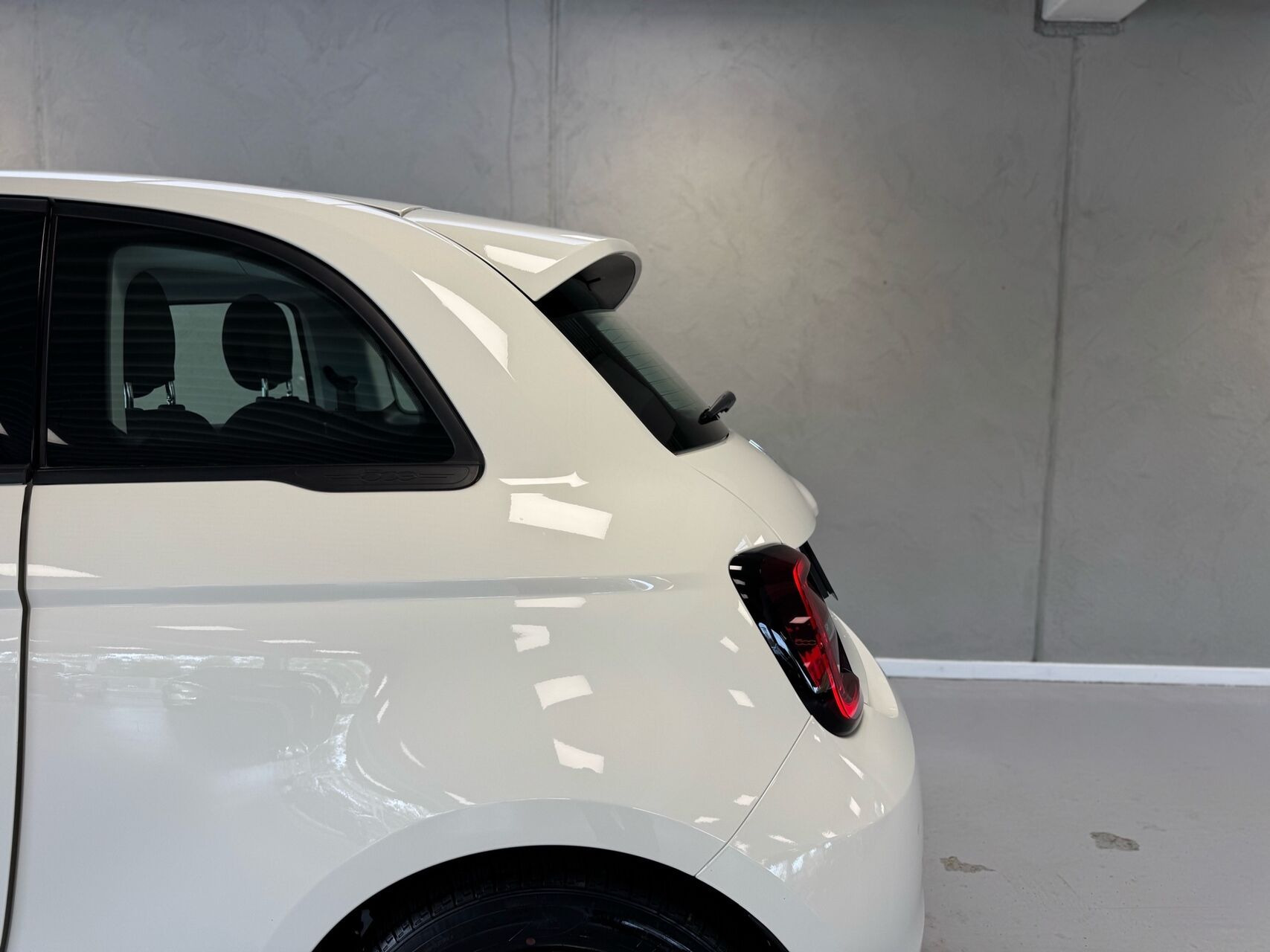 Hvid Fiat 500e fra 2023