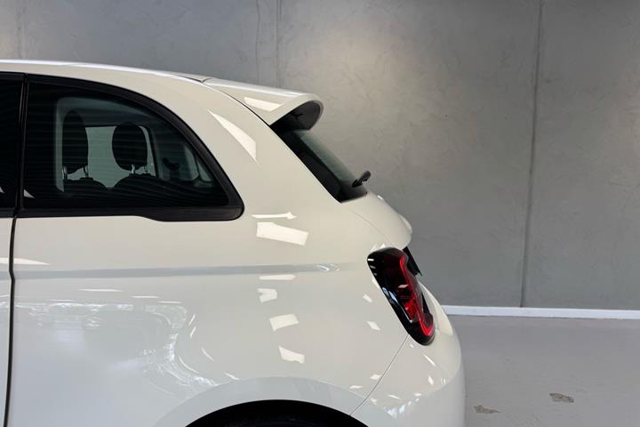 Hvid Fiat 500e fra 2023