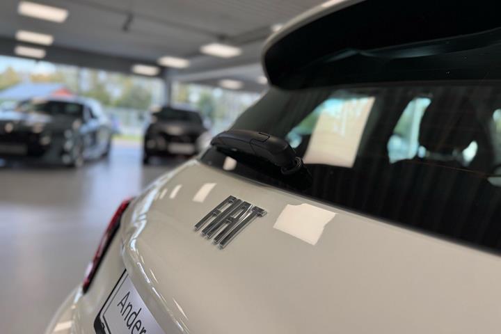 Hvid Fiat 500e fra 2023