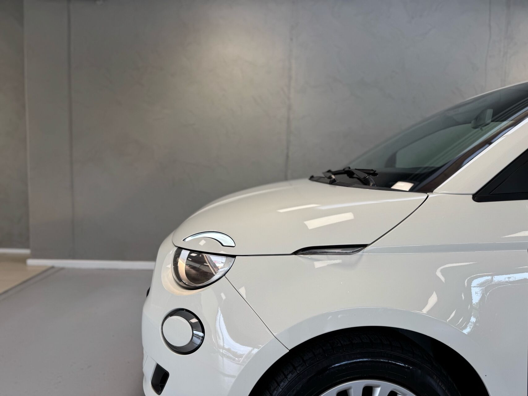 Hvid Fiat 500e fra 2023