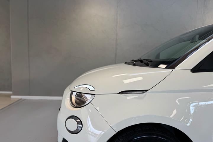 Hvid Fiat 500e fra 2023