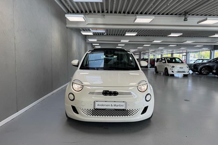 Hvid Fiat 500e fra 2023