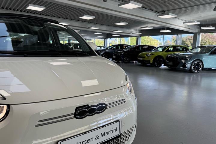 Hvid Fiat 500e fra 2023