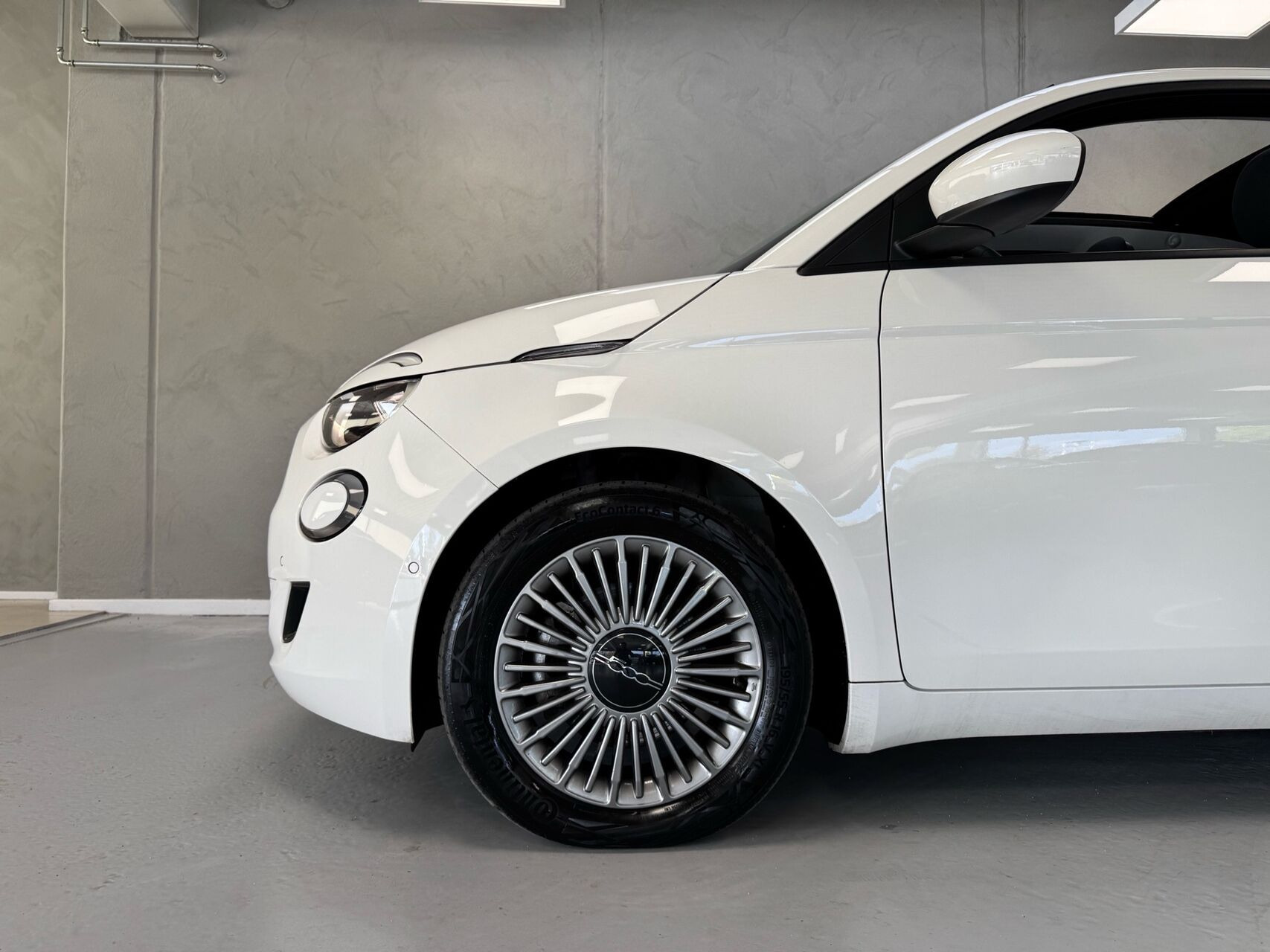 Hvid Fiat 500e fra 2023