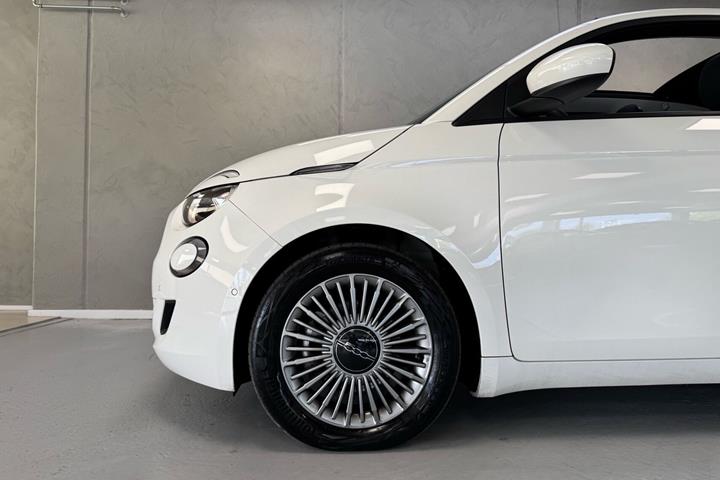 Hvid Fiat 500e fra 2023