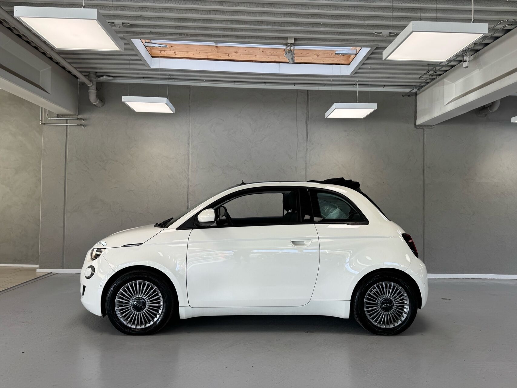 Hvid Fiat 500e fra 2023