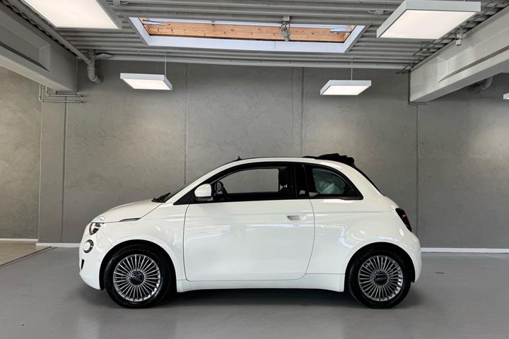 Hvid Fiat 500e fra 2023