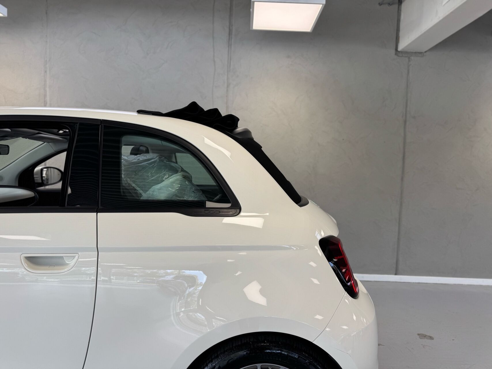 Hvid Fiat 500e fra 2023