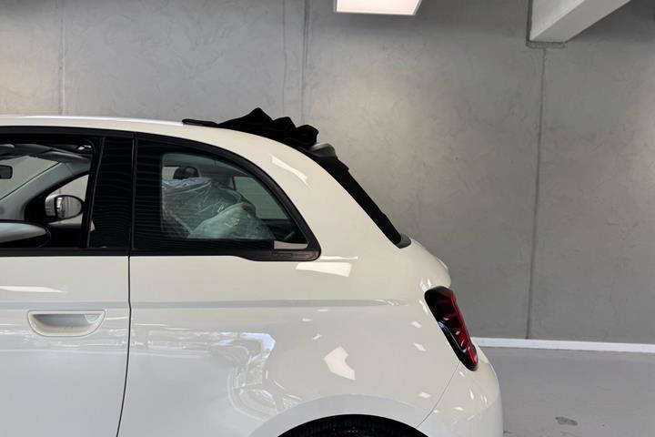 Hvid Fiat 500e fra 2023