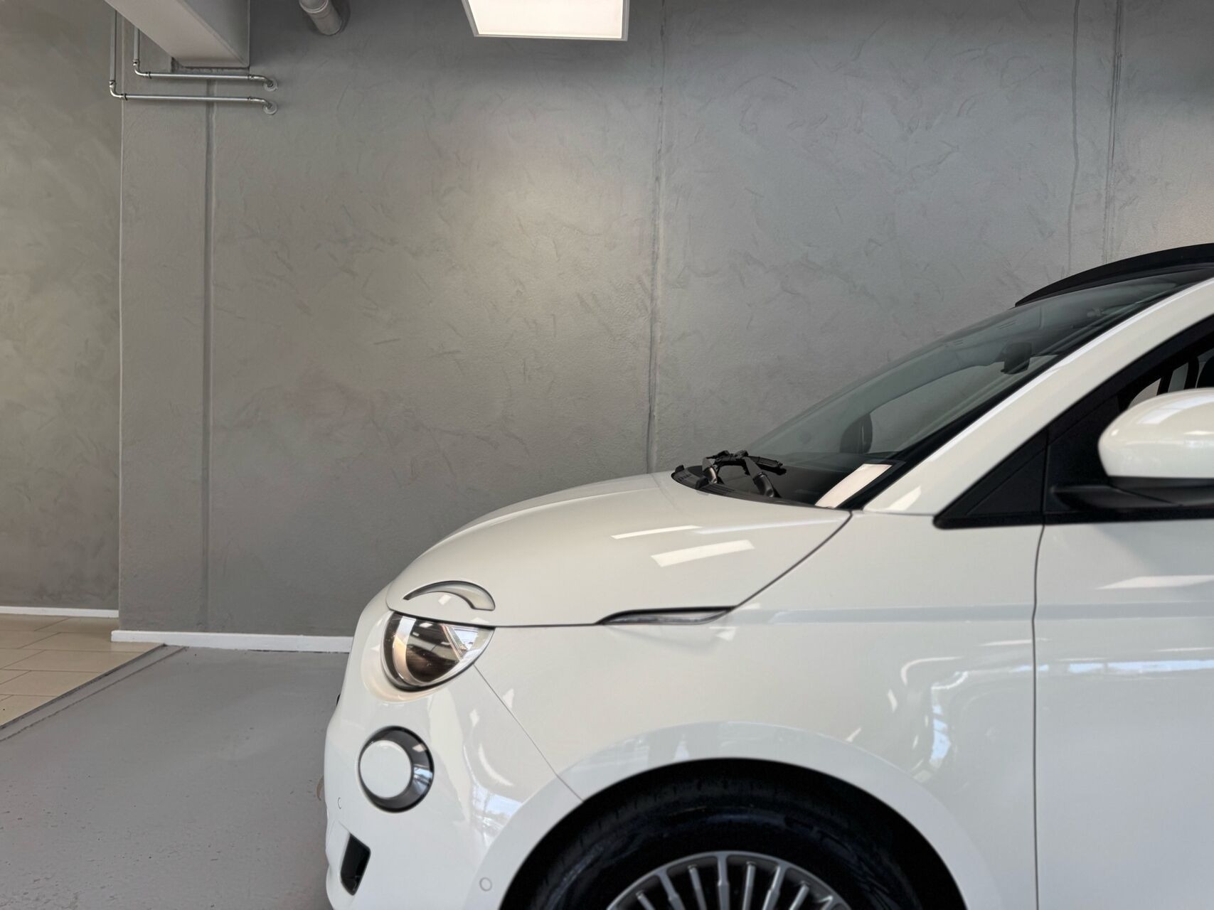 Hvid Fiat 500e fra 2023
