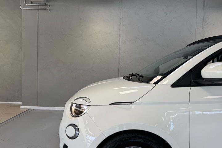 Hvid Fiat 500e fra 2023