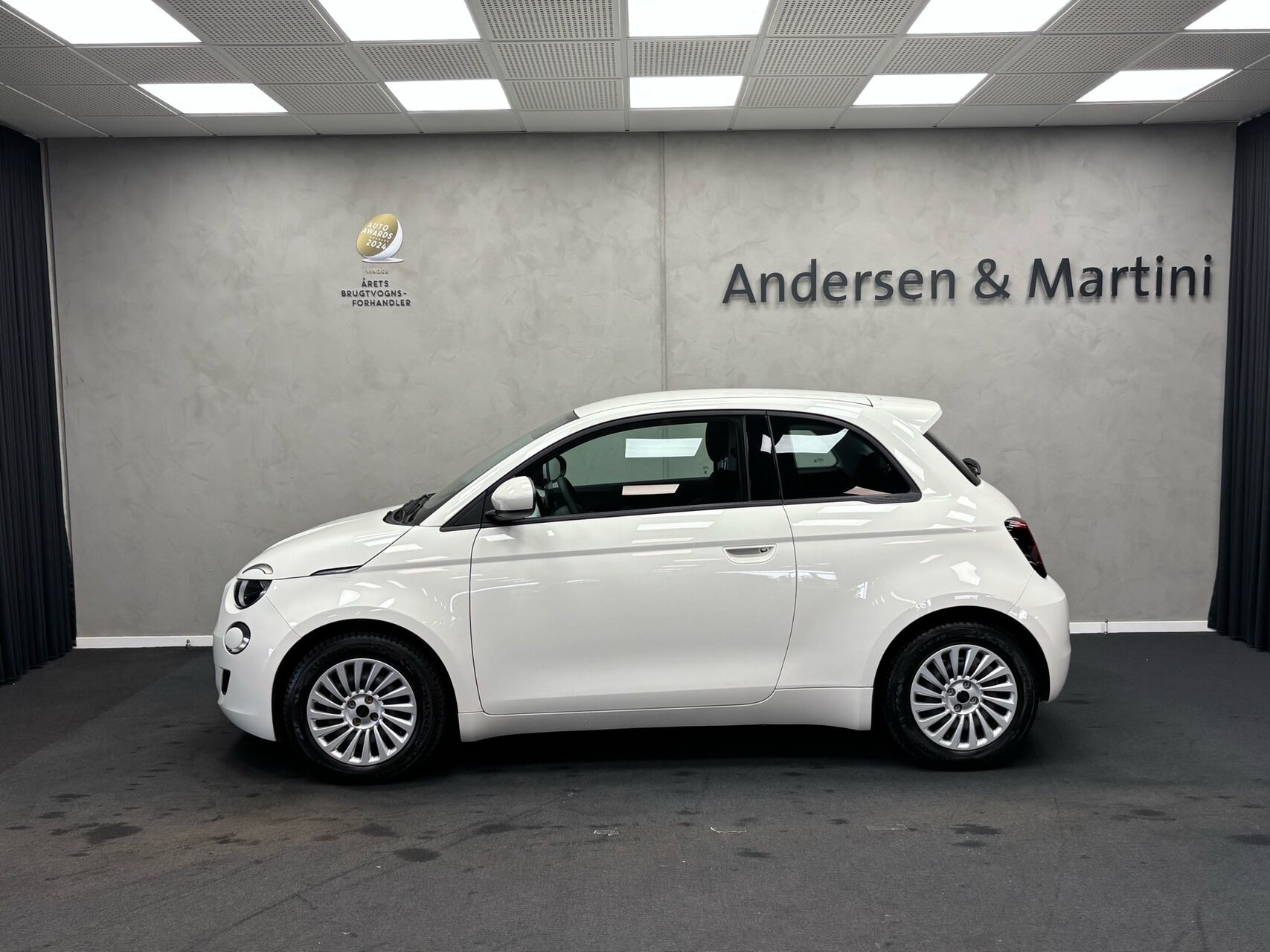 Hvid Fiat 500e fra 2023