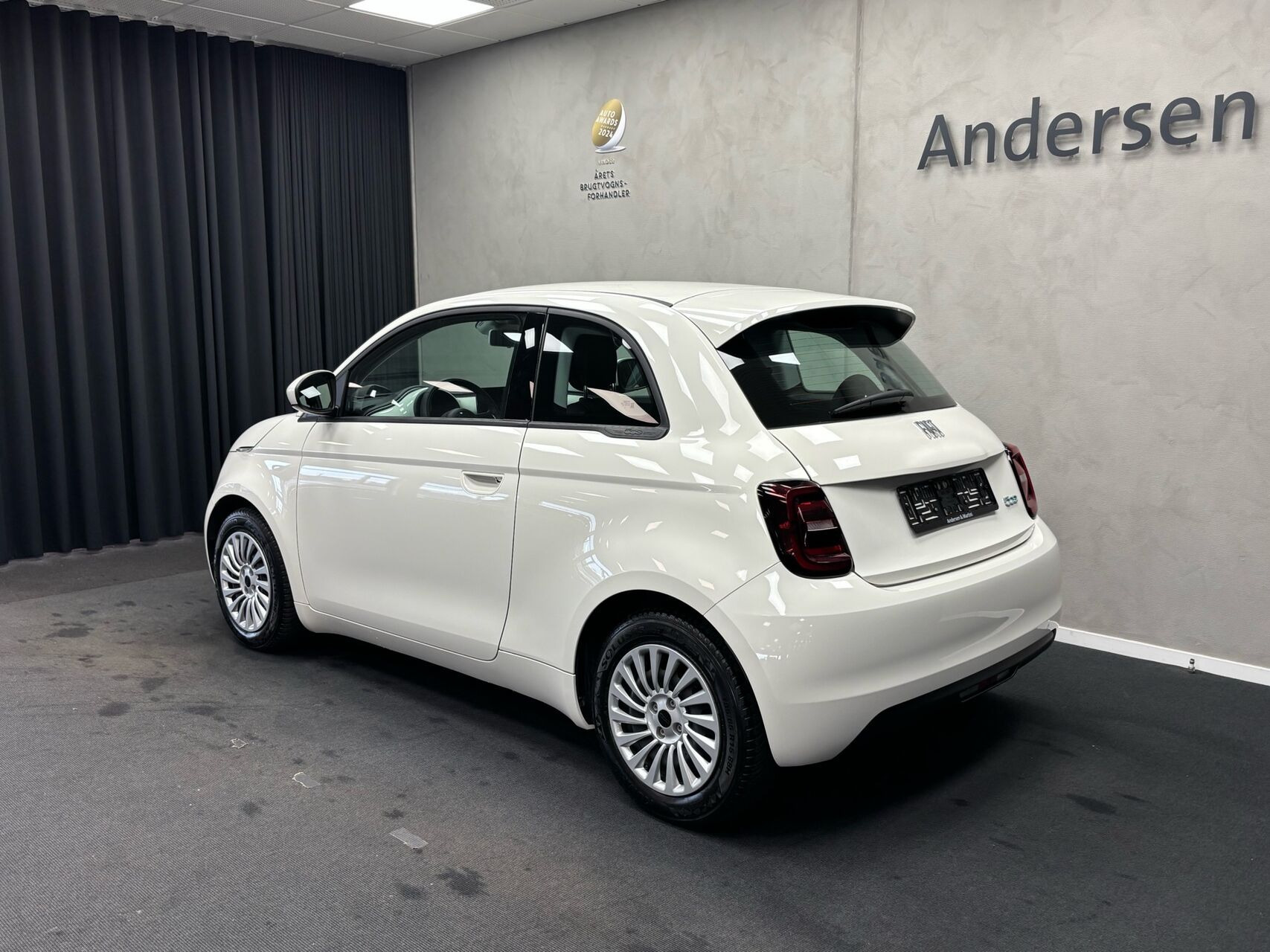 Hvid Fiat 500e fra 2023
