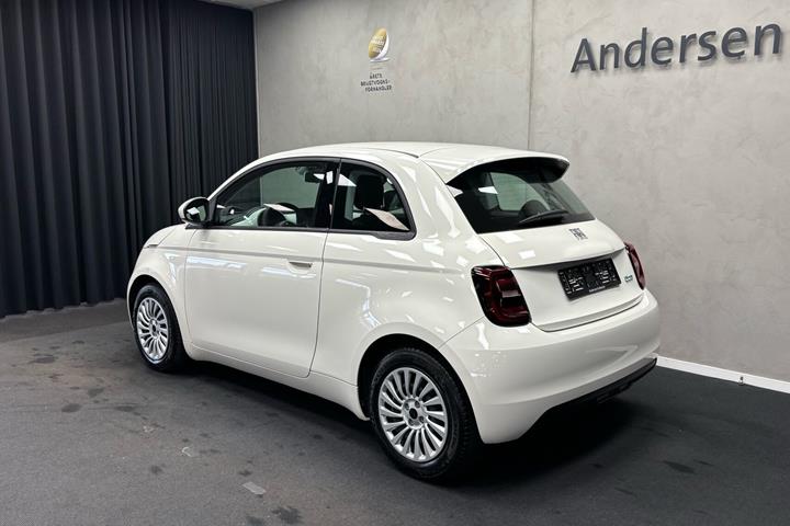 Hvid Fiat 500e fra 2023