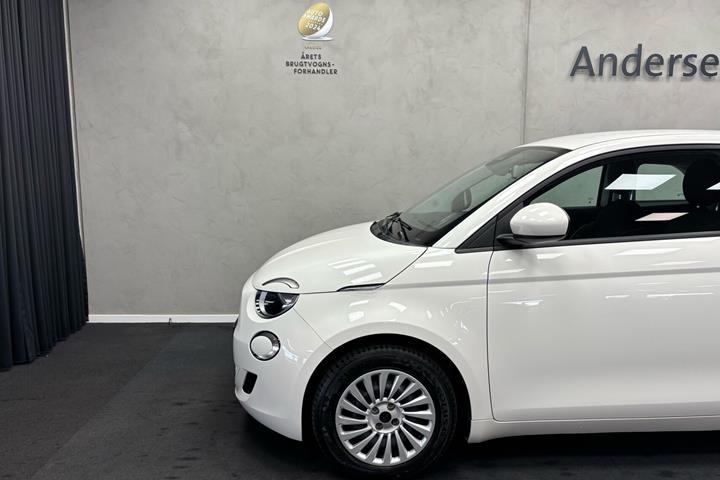 Hvid Fiat 500e fra 2023