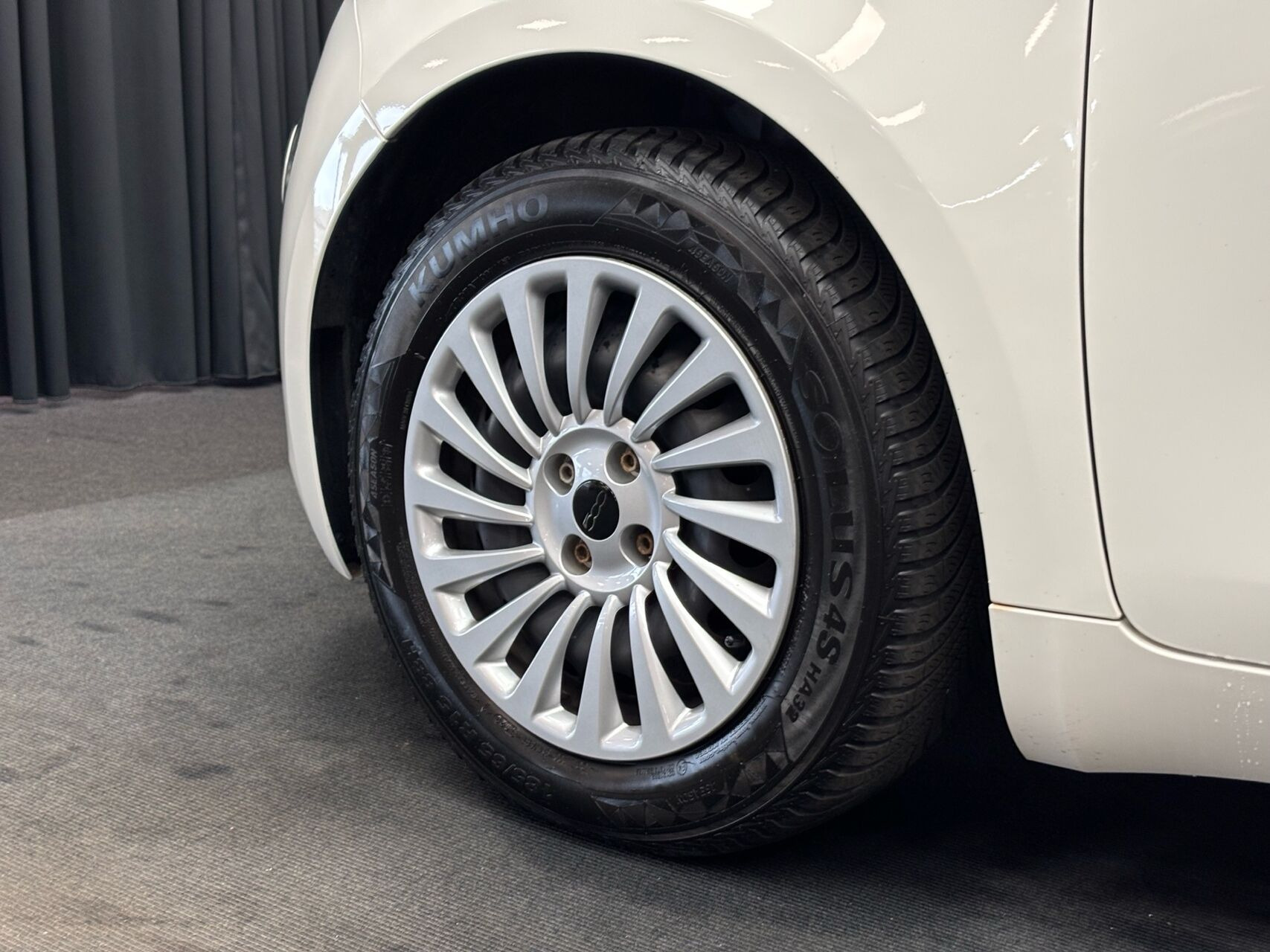 Hvid Fiat 500e fra 2023