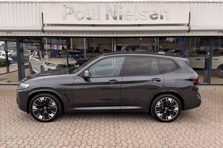 Grå BMW iX3 fra 2022