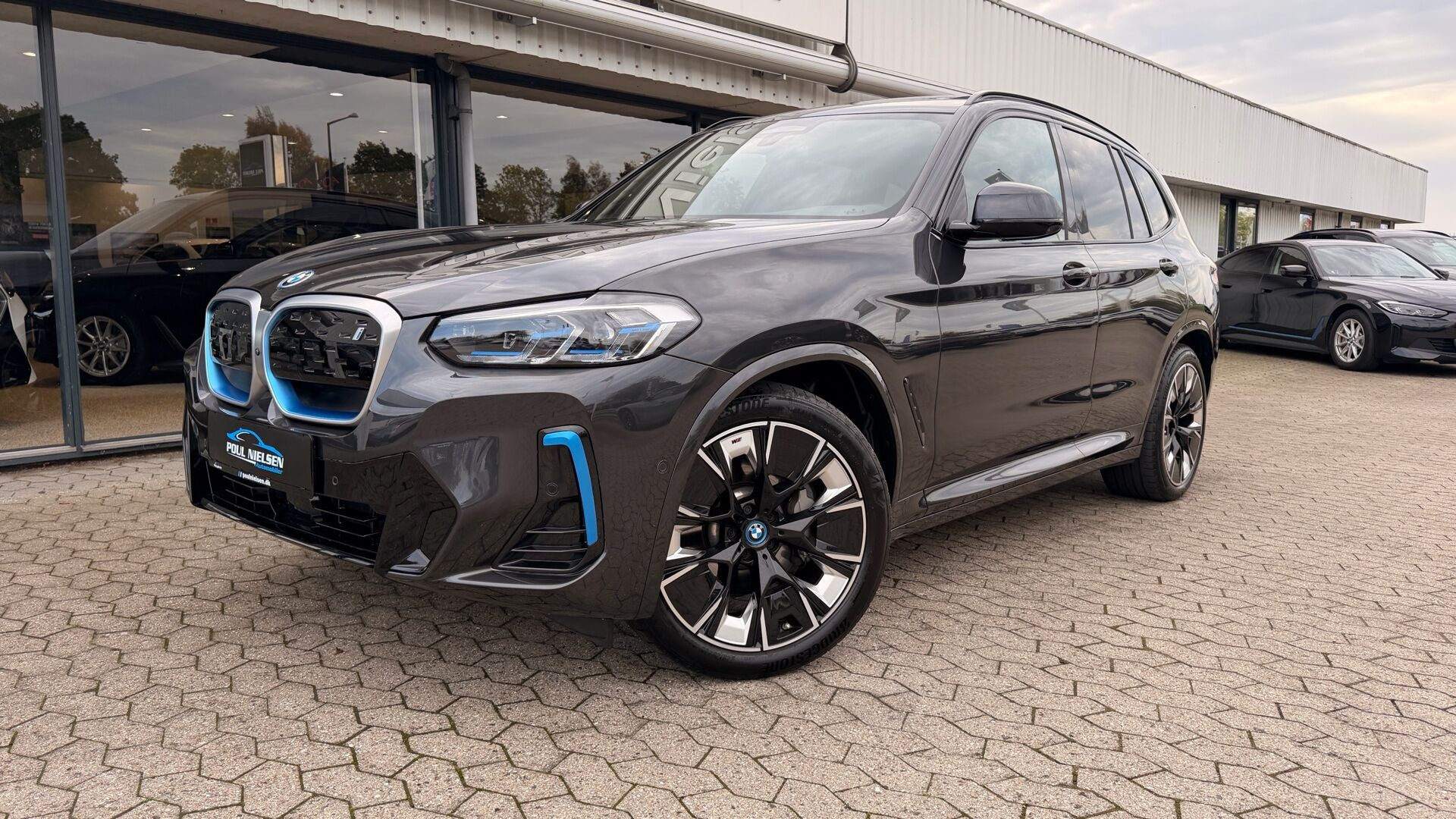 Grå BMW iX3 fra 2022