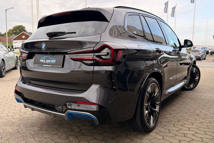 Grå BMW iX3 fra 2022