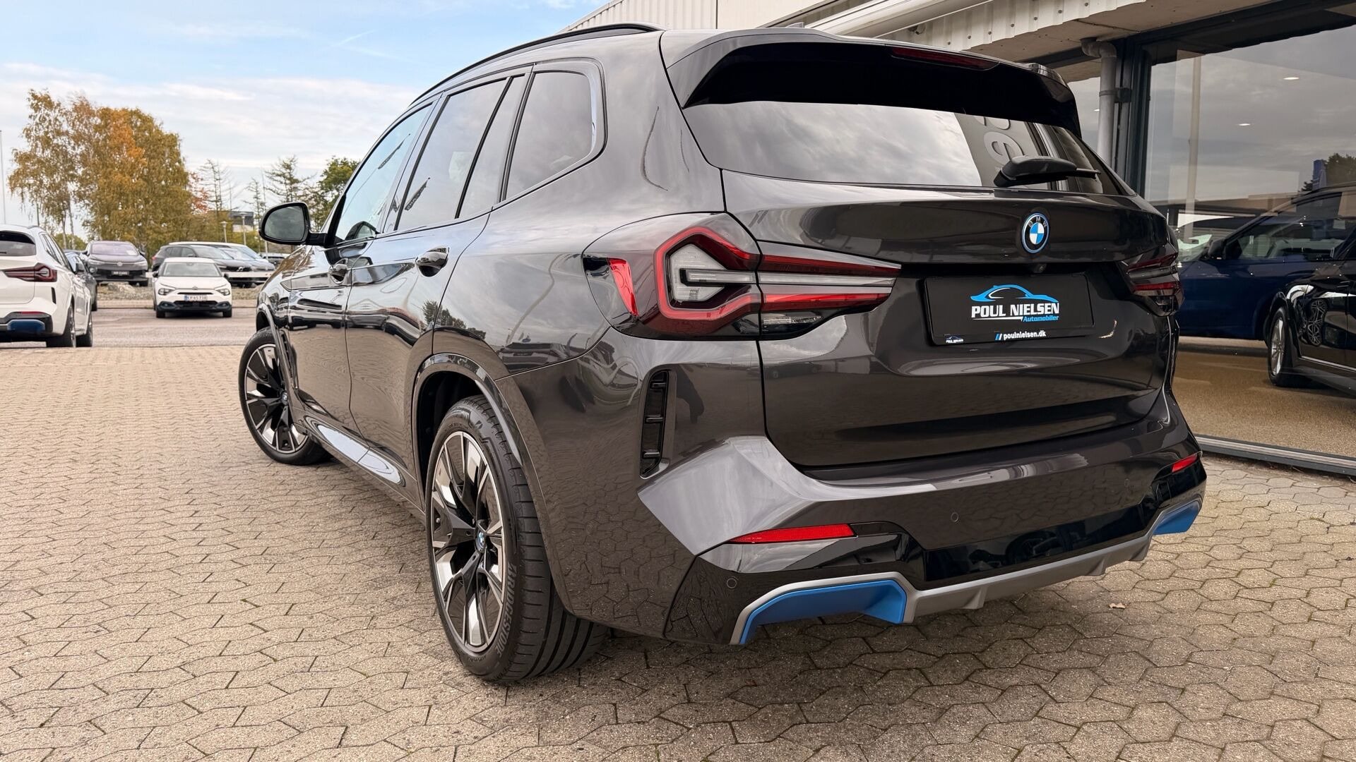 Grå BMW iX3 fra 2022