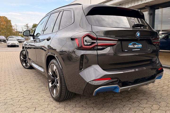 Grå BMW iX3 fra 2022