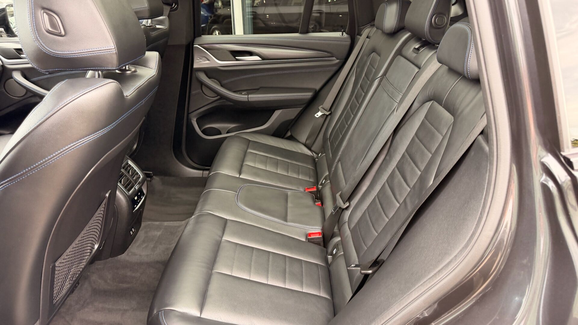 Grå BMW iX3 fra 2022