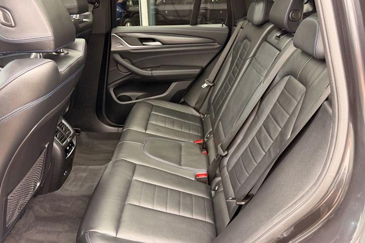 Grå BMW iX3 fra 2022