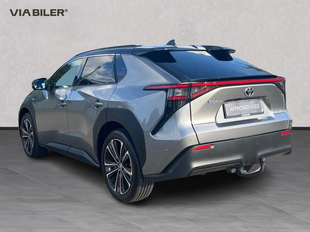 Grå Toyota BZ4X fra 2025