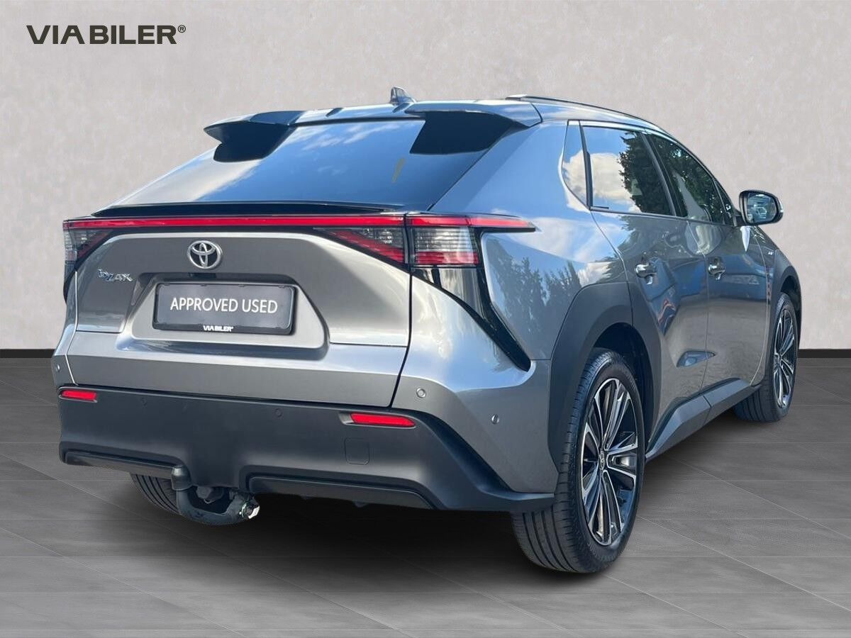 Grå Toyota BZ4X fra 2025