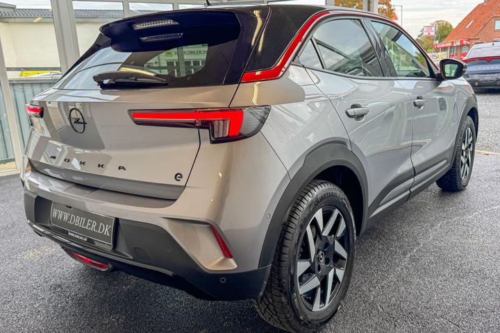 Grå Opel Mokka-e fra 2022