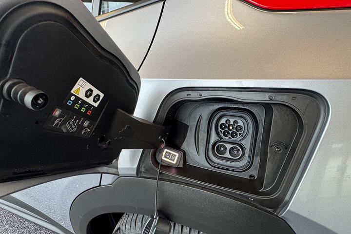 Grå Opel Mokka-e fra 2022