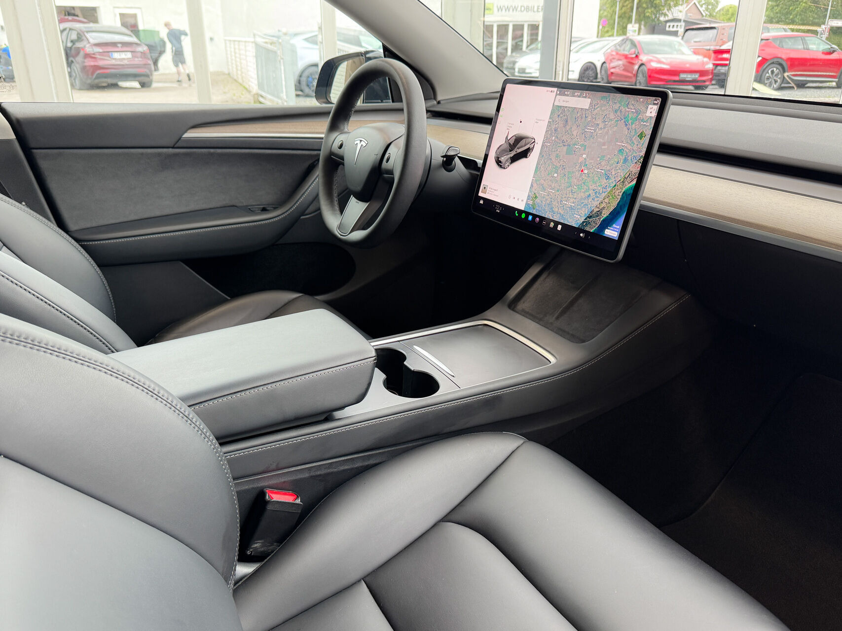 Sort Tesla Model Y fra 2023