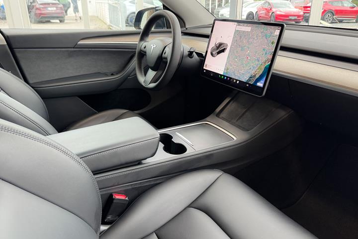 Sort Tesla Model Y fra 2023