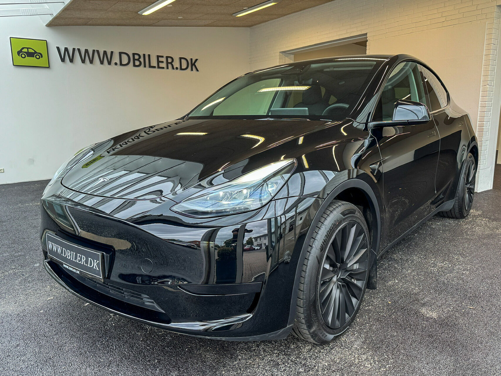 Sort Tesla Model Y fra 2023