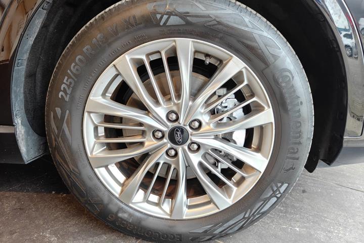 Sort Ford Kuga fra 2020