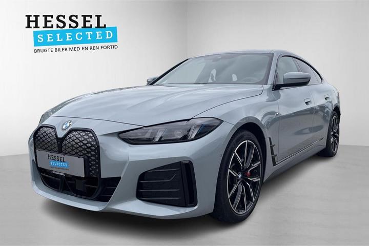 Grå BMW i4 fra 2026 set udefra