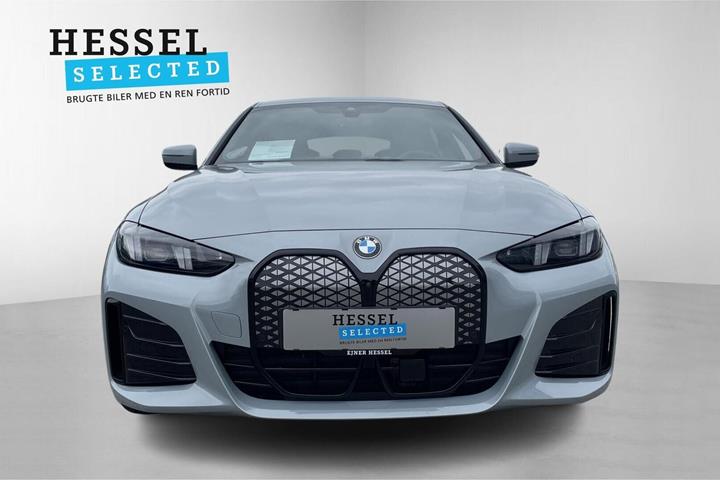 Grå BMW i4 fra 2026