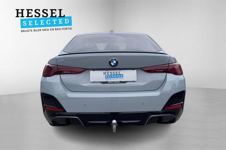 Grå BMW i4 fra 2026