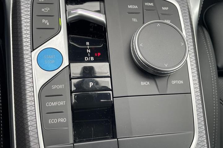 Grå BMW i4 fra 2026