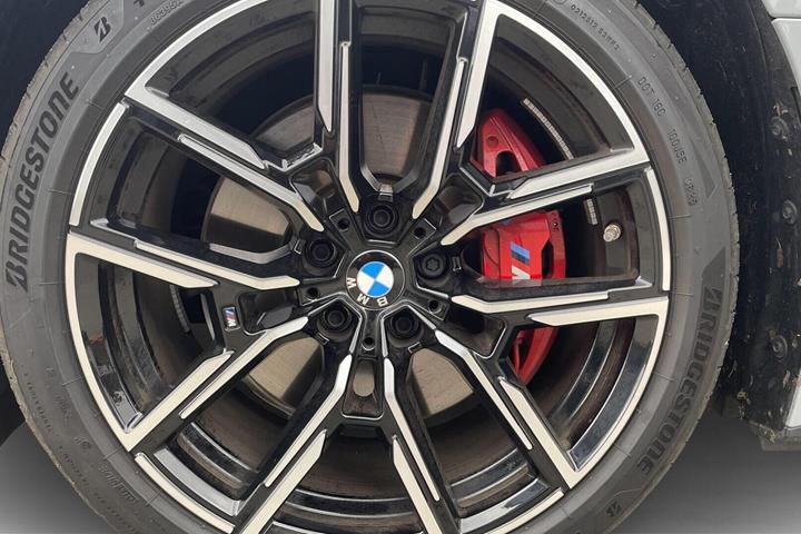 Grå BMW i4 fra 2026