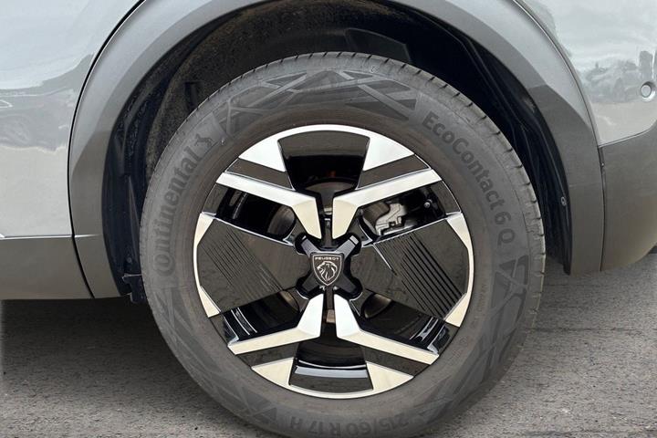 Grå Peugeot e-2008 fra 2025