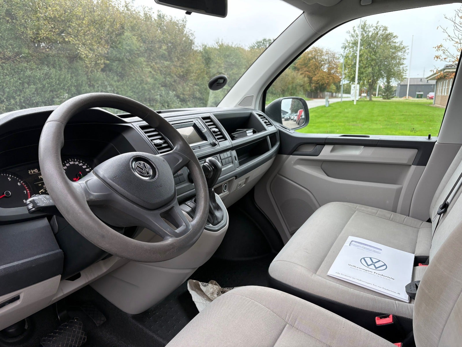 Hvid VW Transporter fra 2017