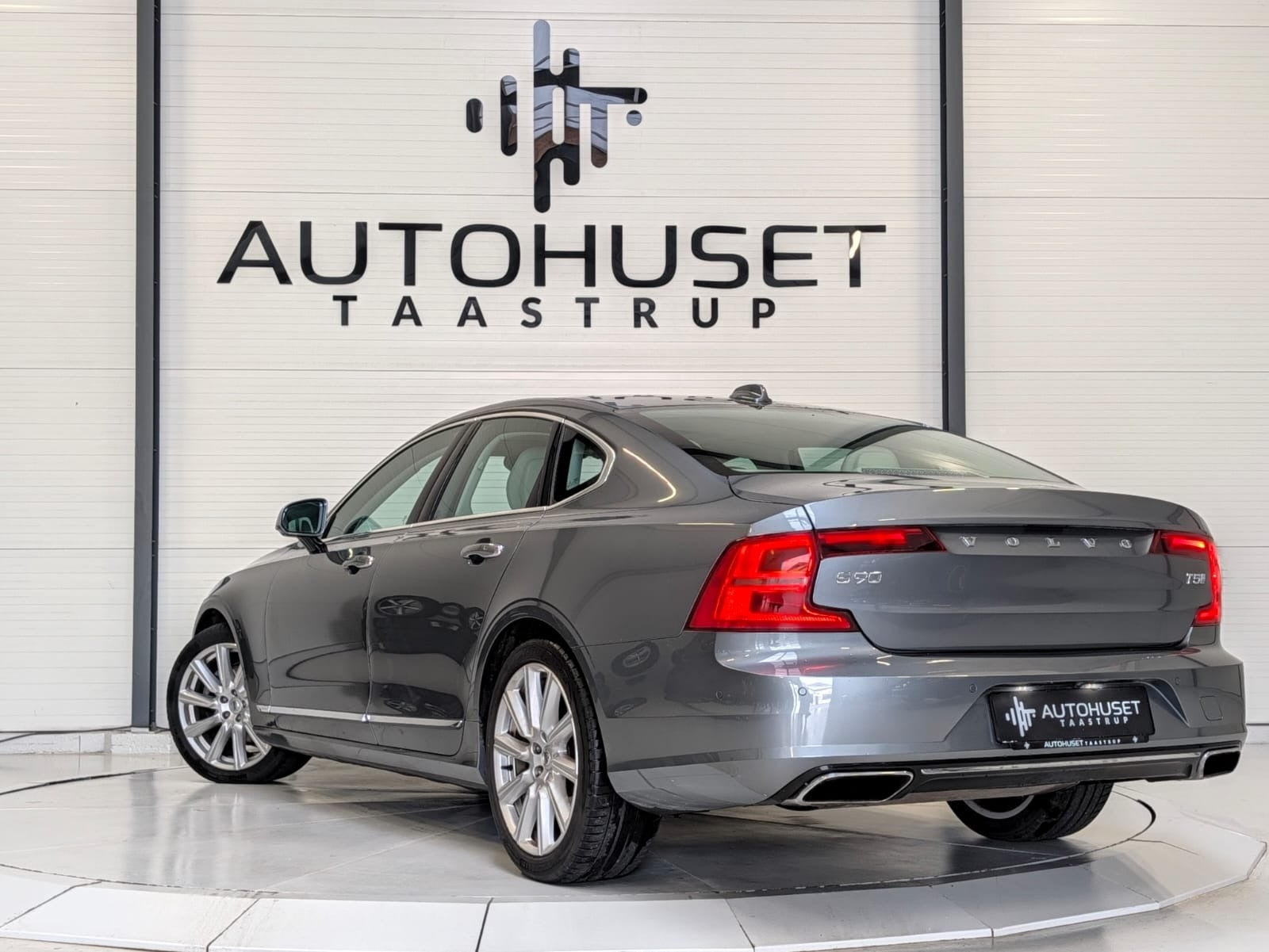 Grå Volvo S90 fra 2018