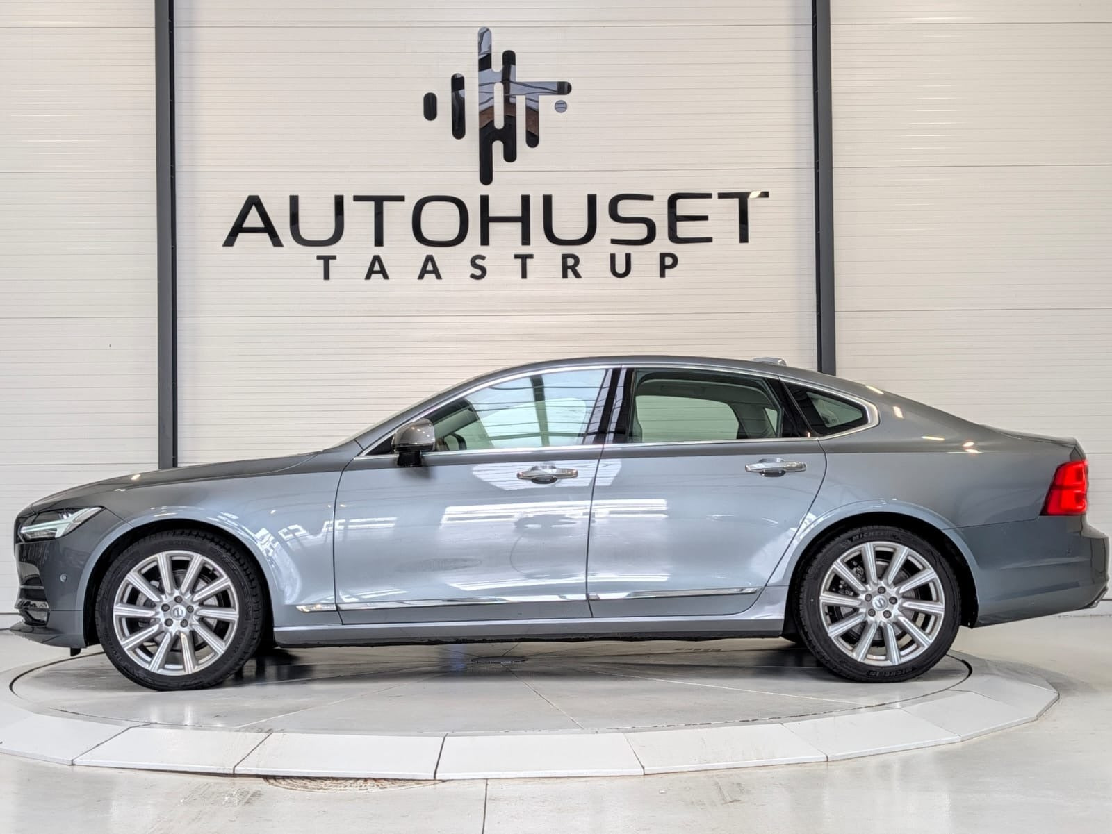 Grå Volvo S90 fra 2018