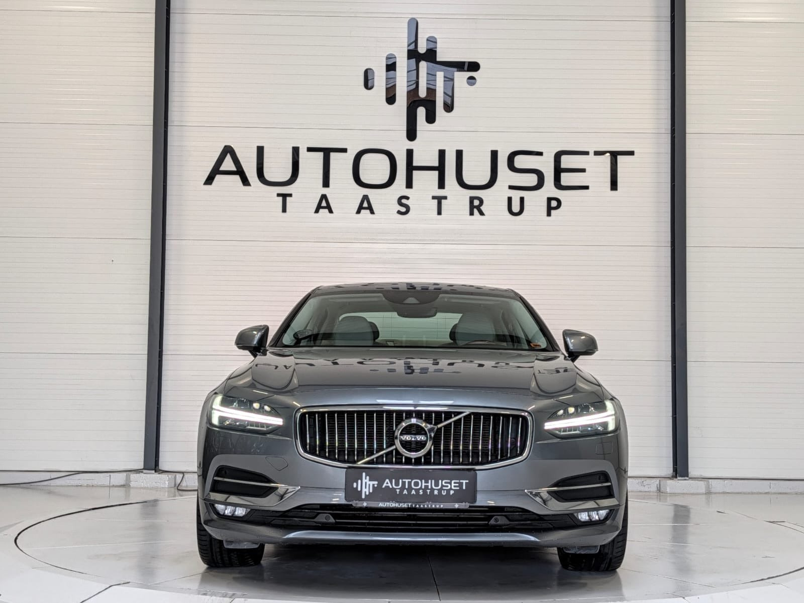 Grå Volvo S90 fra 2018