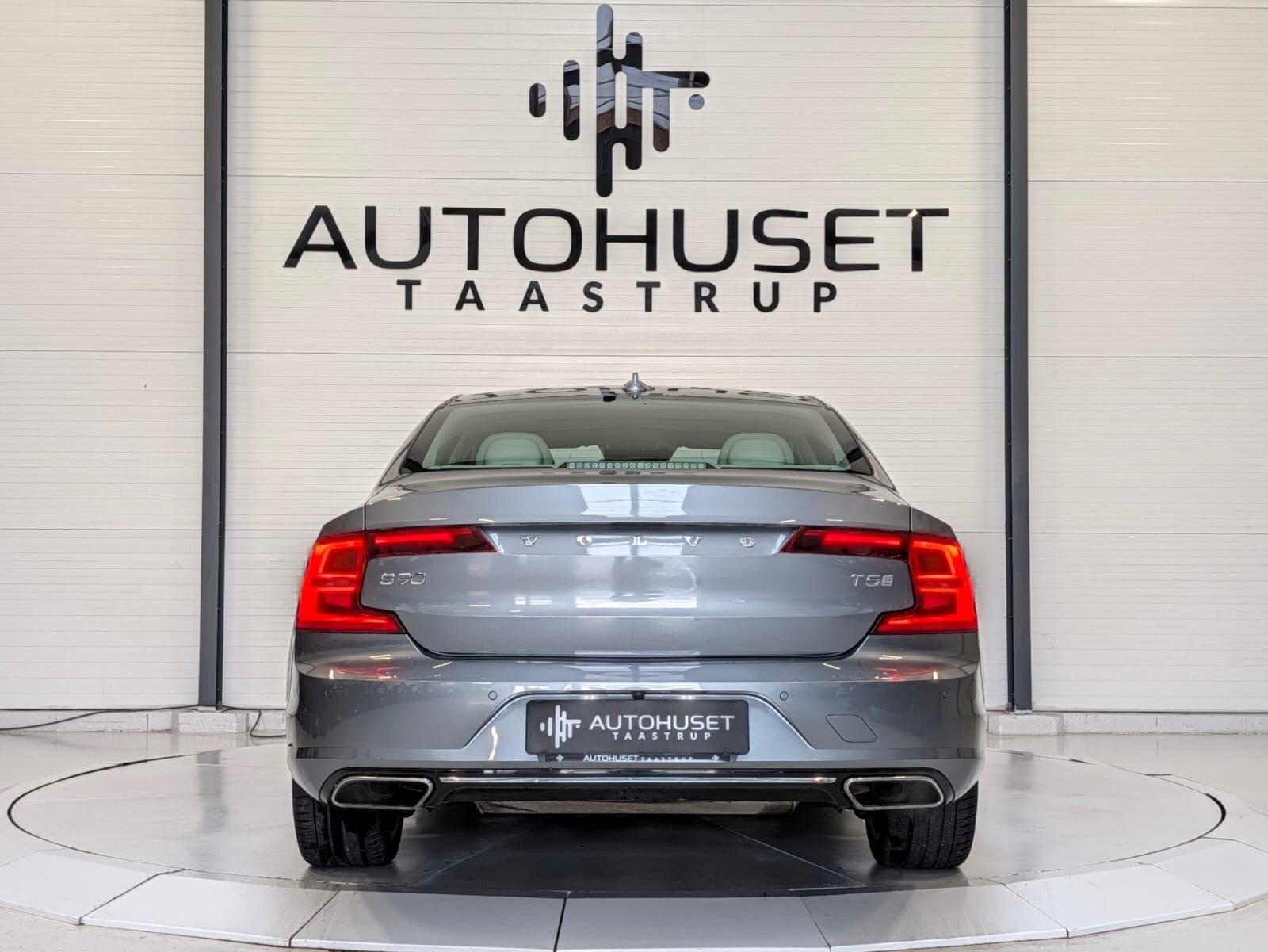 Grå Volvo S90 fra 2018