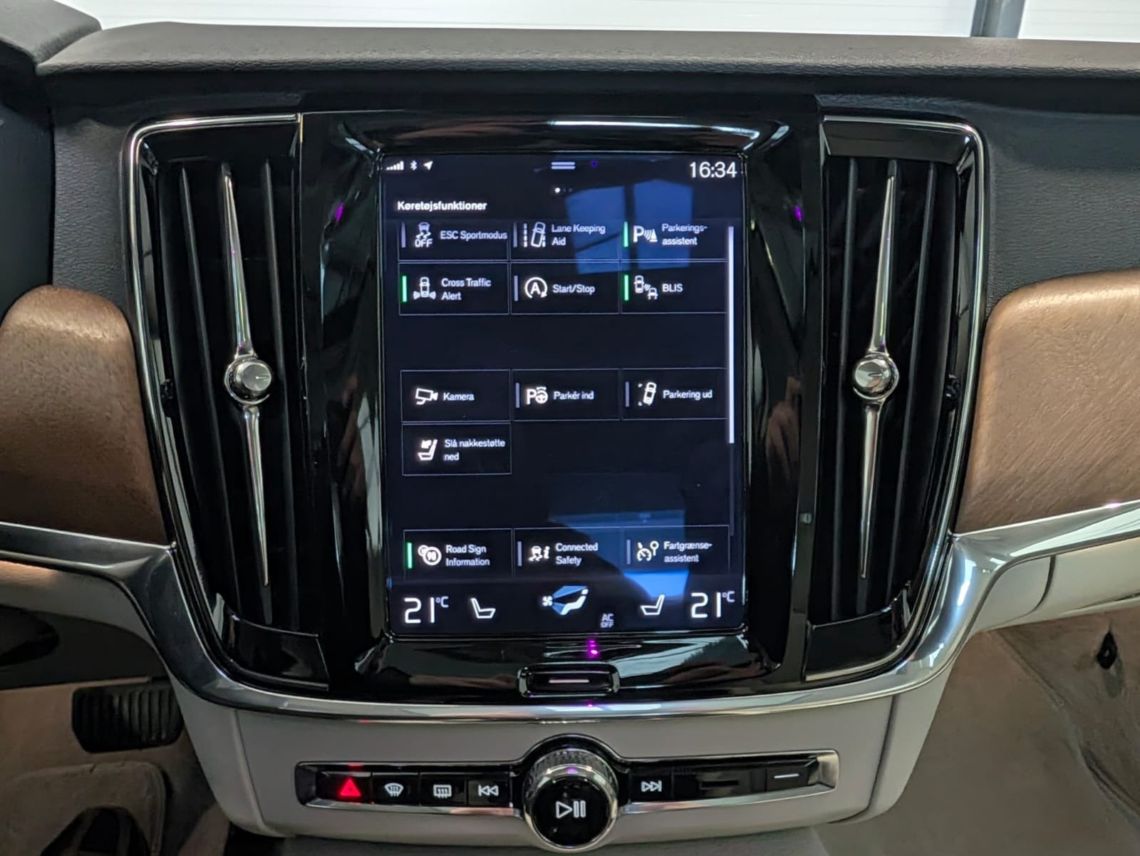 Grå Volvo S90 fra 2018