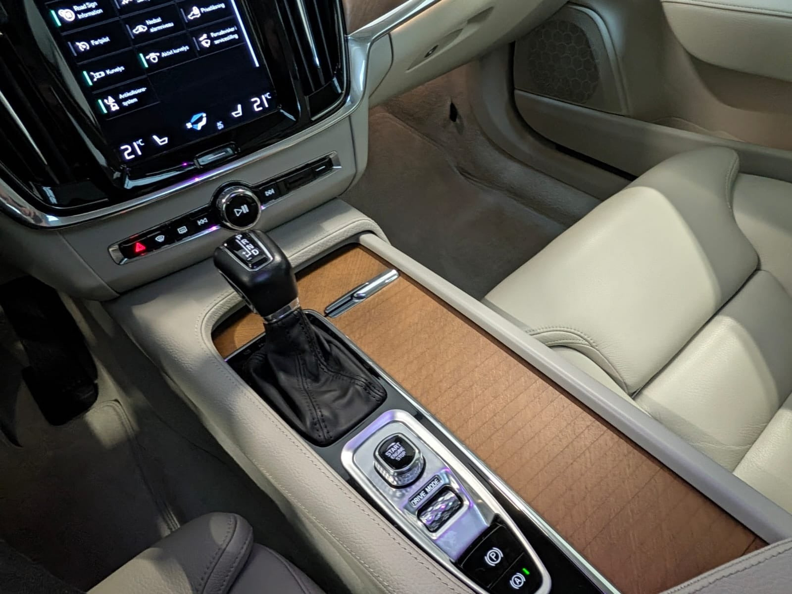 Grå Volvo S90 fra 2018